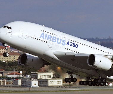 Ostatni wyprodukowany Airbus A380 Superjumbo pozostawił na niebie pożegnalną wiadomość 