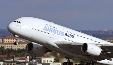 Ostatni wyprodukowany Airbus A380 Superjumbo pozostawił na niebie pożegnalną wiadomość 