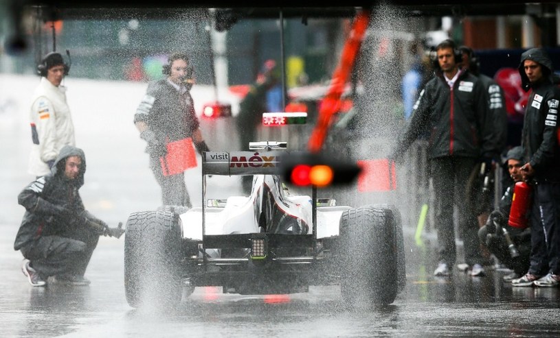 Ostatni wyścig GP ma odbyć się w deszczu /PAP/EPA