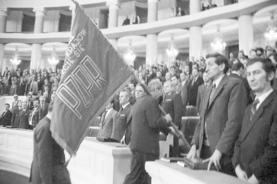 Ostatni Zjazd PZPR - wyprowadzenie sztandaru /Damazy Kwiatkowski  /PAP