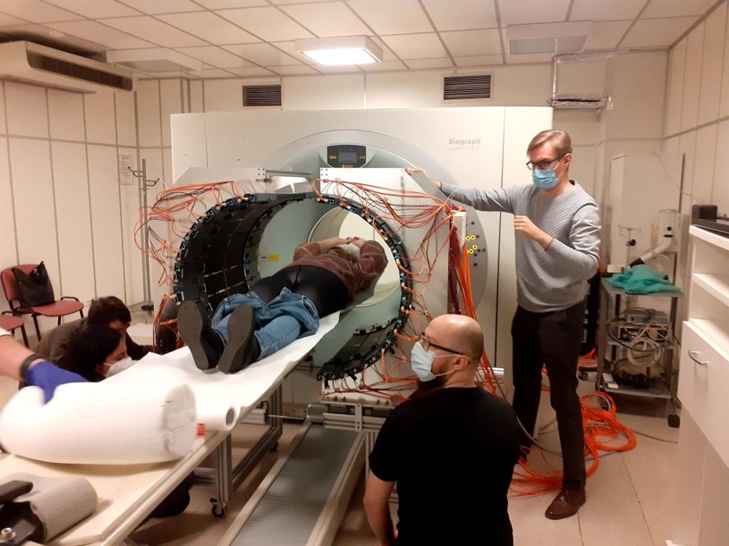 Ostatnia faza instalowania przenośnego tomografu J-PET wokół pacjenta. Cały proces trwa minutę /materiały prasowe