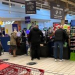 Ostatnia niedziela przed majówką - sklepy czynne do wieczora, ale kolejki mogą zaskoczyć