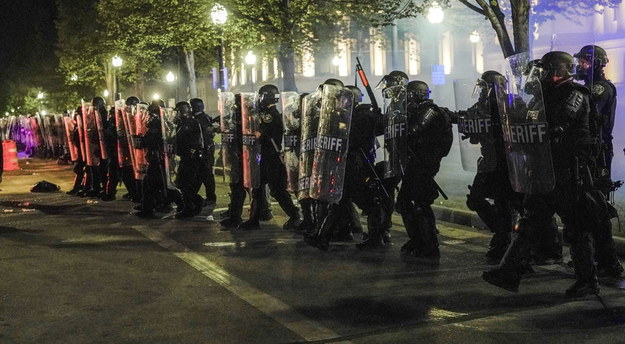 Ostatnia noc była trzecią z kolei, kiedy doszło do starć kilkuset demonstrantów z policją /TANNEN MAURY  /PAP/EPA