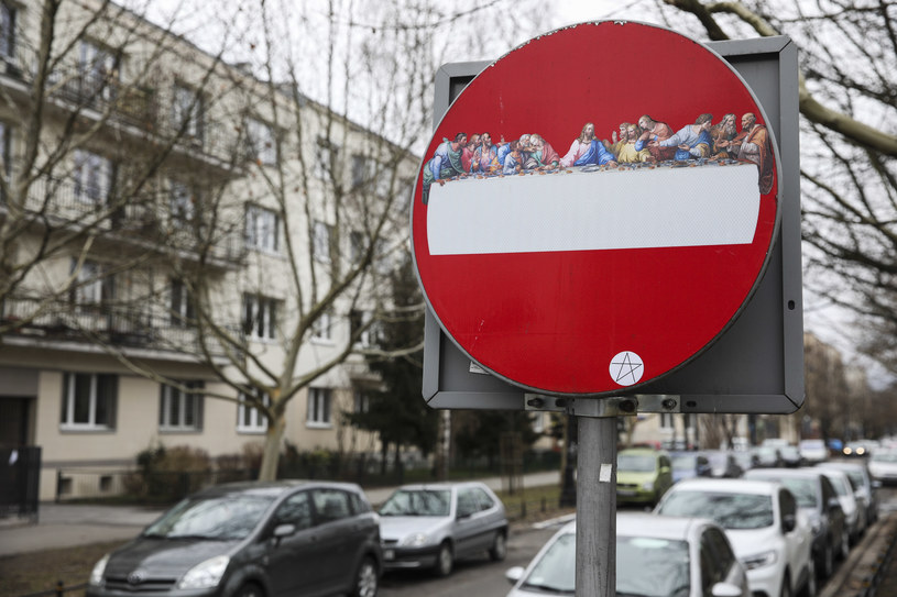 "Ostatnia wieczerza" na znaku zakazu wjazdu na skrzyżowaniu ulic Narbutta i Kieleckiej /Andrzej Hulimka  /FORUM