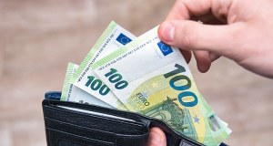 Ostatnie dni tej waluty. Od lutego w tym kraju zapłacisz tylko w euro