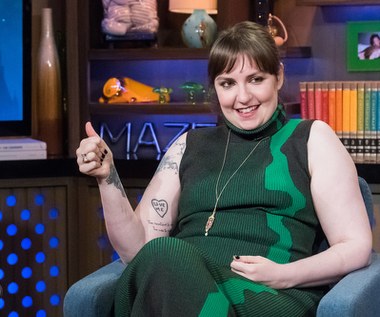 Ostatnie miesiące amerykańska aktorka i reżyserka spędziła, kręcąc pierwszy od jedenastu lat film fabularny zatytułowany "Sharp Stick".  

"Ta historia jest dla mnie bardzo osobista. Stanowi kontynuację mojej misji tworzenia obrazu złożoności kobiecej seksualności oraz postawienia na głowie koncepcji 'sympatycznej bohaterki'. A nie da się tworzyć takich filmów w tej branży bez wsparcia partnerów, którzy myślą perspektywicznie. Mam ogromne szczęście, że na takich trafiłam" - wyjaśniła Dunham, która wraca na reżyserski fotel po 11-letniej przerwie.

Jej debiutem za kamerą był komediodramat "Mebelki", za który zdobyła nagrodę Independent Spirit oraz Nagrodę Nowego Pokolenia przyznawaną przez Stowarzyszenie Krytyków Filmowych z Los Angeles.