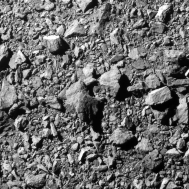 Ostatnie pełne zdjęcie powierzchni Dimorphosa wykonane przez instrument DRACO sondy DART z odległości ok. 10 kilometrów /NASA/Johns Hopkins APL. /Materiały prasowe