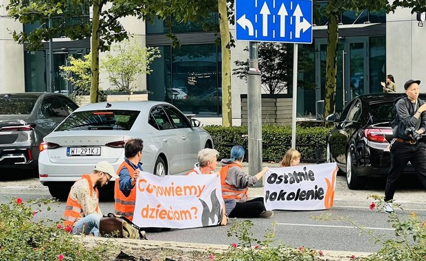 Ostatnie Pokolenie zablokowało ulicę w centrum Warszawy 