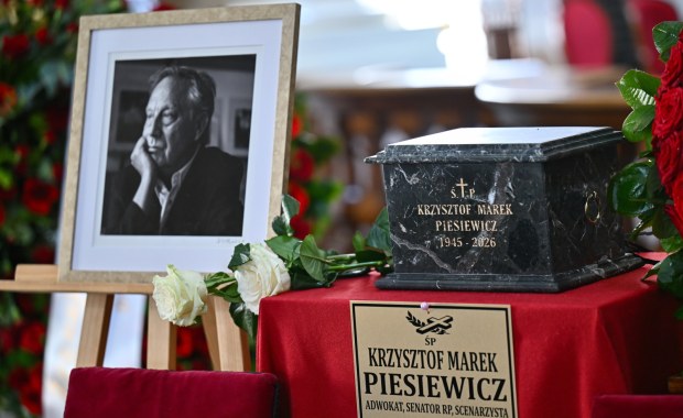 Ostatnie pożegnanie Krzysztofa Piesiewicza. Spoczął na Starych Powązkach