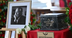 Ostatnie pożegnanie Krzysztofa Piesiewicza. Spoczął na Starych Powązkach