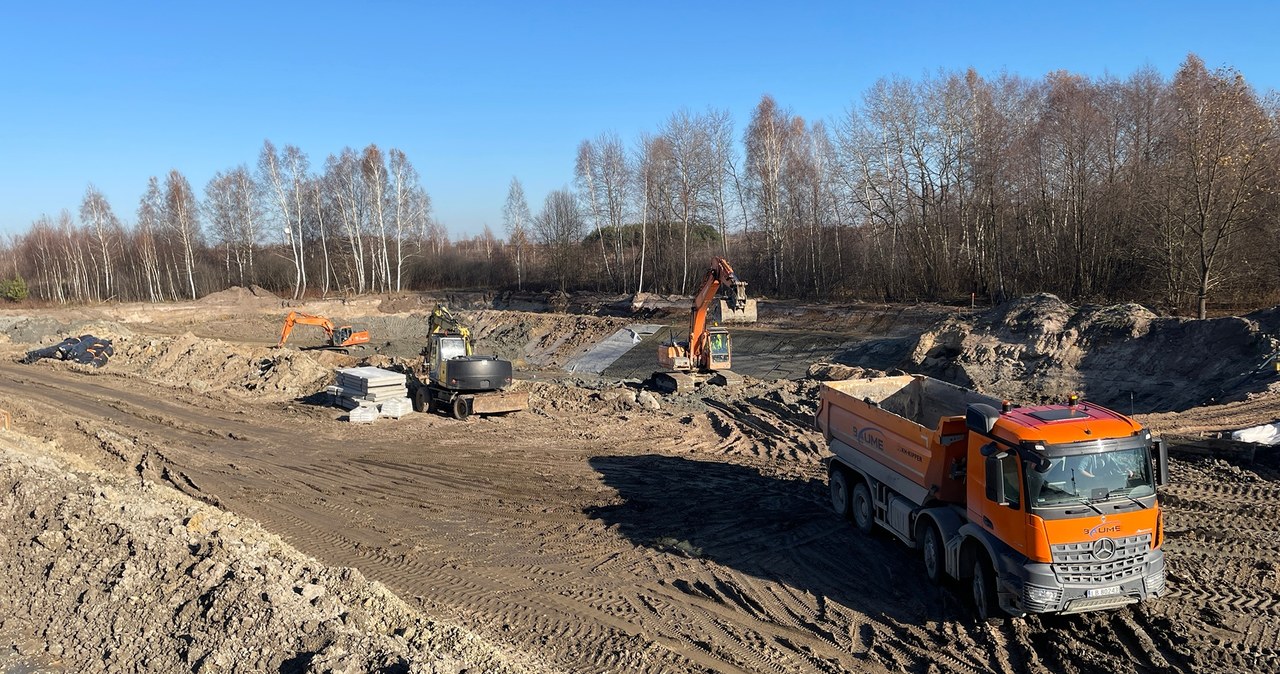 Ostatnie prace poległy głównie na odhumusowaniu gleby i kontynuowaniu wykopów i nasypów /GDDKiA