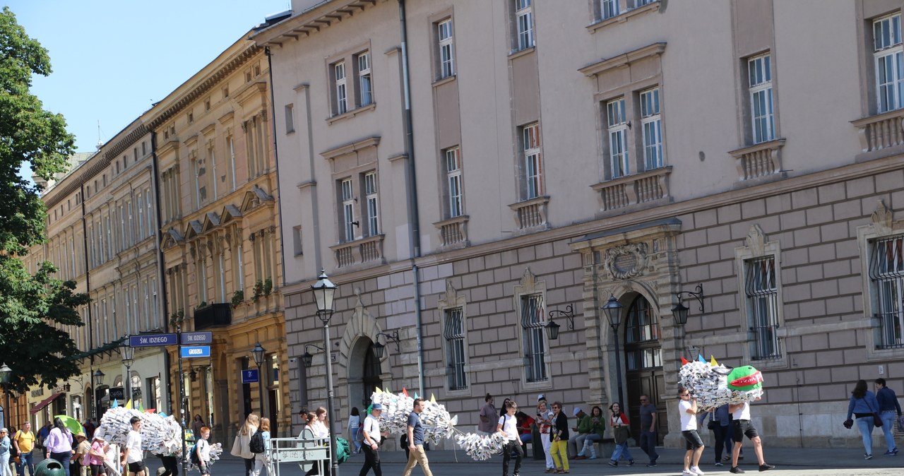 Ostatnie przygotowania do przemarszu 22. Wielkiej Parady Smoków w Krakowie