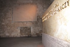 Ostatnie przymiarki przed odsłonięciem tablicy na Wawelu