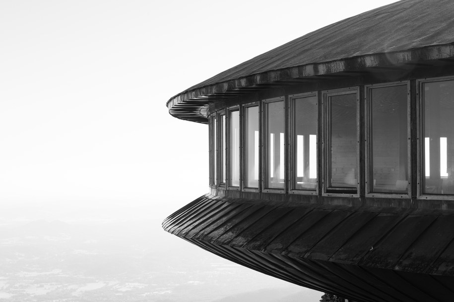 Ostatniej nocy meteorolodzy na Śnieżce odnotowali prędkość wiatru dochodzącą do 198 km/h /Shutterstock