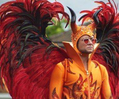Ostatnim ekranowym występem Egertona pozostaje rola Eltona Johna w biograficznym filmie Dextera Fletchera "Rocketman". Chwalony przez krytyków obraz wywołał jednak kontrowersje w związku z producenckim żądaniem usunięcia z ostatecznej wersji filmu scen, ukazujących homoerotyczne skłonności gwiazdora. 

"Sceny, które nakręciliśmy, były dość dosłowne" - przyznał aktor. "Ale dlatego zrobiliśmy ten film. Te sceny są bardzo ważne, jeśli ukazujemy żywą legendę, w dodatku tak bardzo ważną dla pewnej społeczności" - dodał Egerton.

Egerton zaznaczył, że pominięcie życia seksualnego piosenkarza w filmie byłoby nie do zaakceptowania. "Dla mnie, jako heteroseksualnego aktora, byłoby błędem, gdybym nie uczynił z tej roli pewnego rodzaju celebracji bycia homoseksualistą".