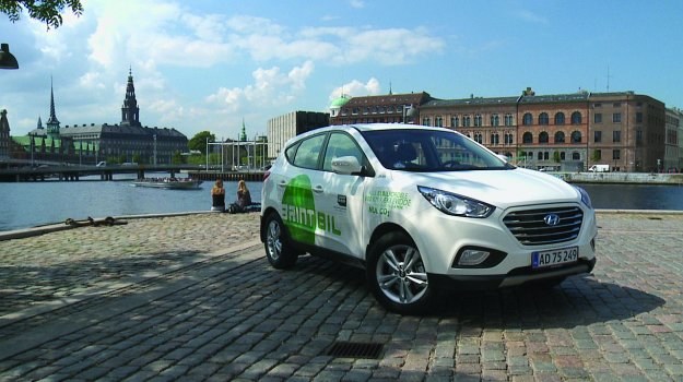 Ostatnio Hyundai przekazał władzom Kopenhagi 15 egzemplarzy prototypowego ix35 Fuel Cell, napędzanego energią pozyskaną z ogniw wodorowych. Model napędzany jest 136-konnym silnikiem elektrycznym, rozwija prędkość 160 km/h, a jego zasięg wynosi 594 km. /Hyundai