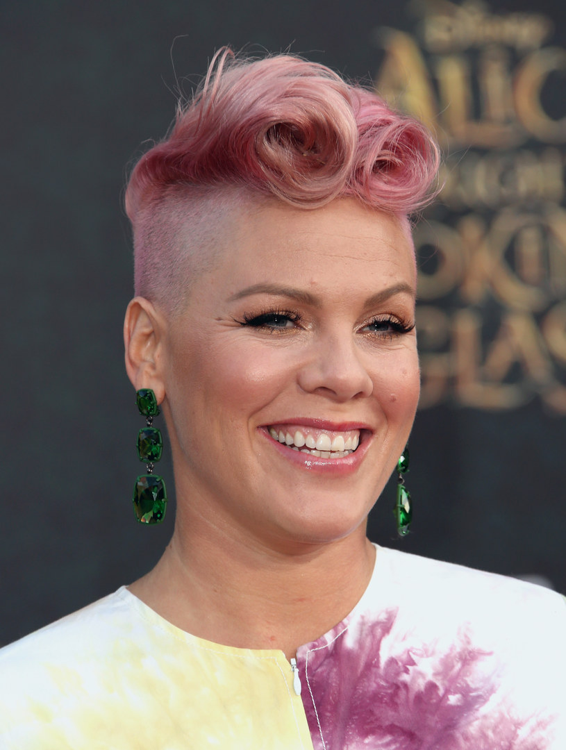 Ostatnio Pink nosiła taką fryzurę /Frederick M. Brown /Getty Images