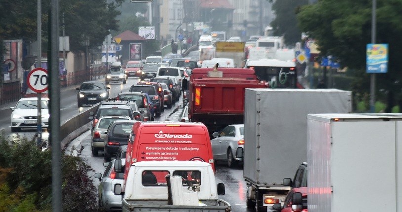 Ostatnio samorządy coraz częściej podejmują działania mające na celu zmniejszenie ruchu w centrach miast /Marek Lasyk  /Reporter