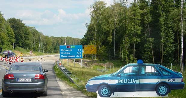 Ostatnio "tekturowy" policyjny samochód pojawił się u wylotu autostrady A4 / kliknij /INTERIA.PL