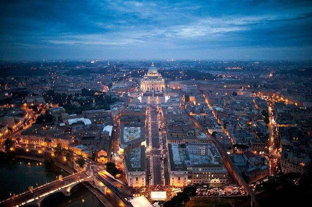 Ostatnio wiele dzieje się w Watykanie... /AFP