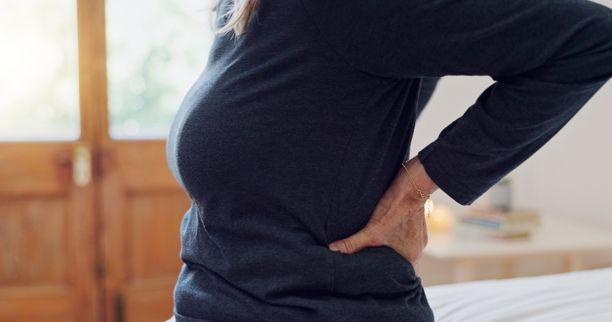 Osteoporoza jest podstępna. Jakie objawy powinny zaniepokoić? /123RF/PICSEL