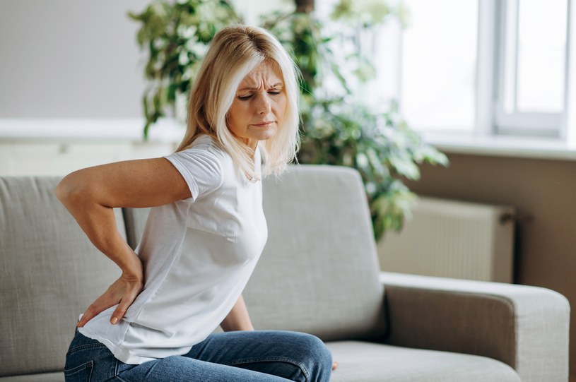 Osteoporoza nazywana jest "cichym złodziejem kości". W jej przebiegu dochodzi do stopniowej utraty masy kostnej, co powoduje, że kości stają się słabe i mniej odporne na złamania /123RF/PICSEL