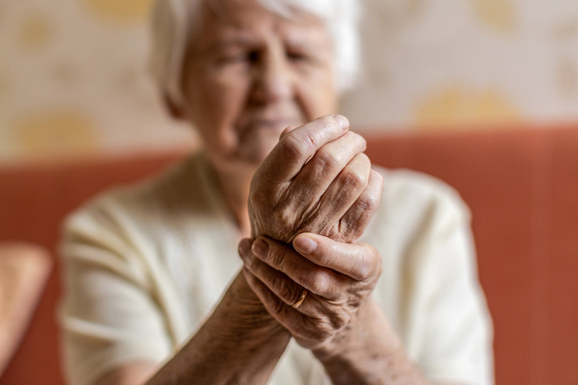 Osteoporoza wpływa nie tylko na słabą kondycję kości długich. Zaniedbywana może przyczynić się zwyrodnień w obrębie innych części ludzkiego szkieletu /123RF/PICSEL