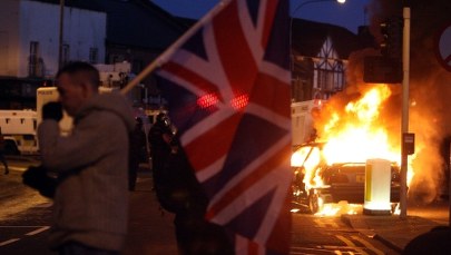 Ostre starcia katolików z protestantami w Belfaście. Poszło o brytyjską flagę [ZDJĘCIA]