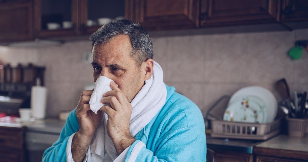 Ostre zapalenie oskrzelików poprzedza wirusowa infekcja górnych dróg oddechowych, przebiegająca z typowo z wodnistym katarem /CanvaPro /INTERIA.PL