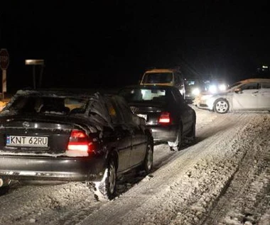 Ostro sypie, drogowcy nie nadążają z odśnieżaniem