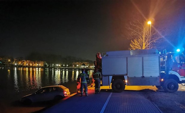 Ostróda: Samochód wpadł do Jeziora Drwęckiego