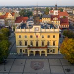 Ostrów Wielkopolski: Radni za usunięciem tablicy z ratusza  