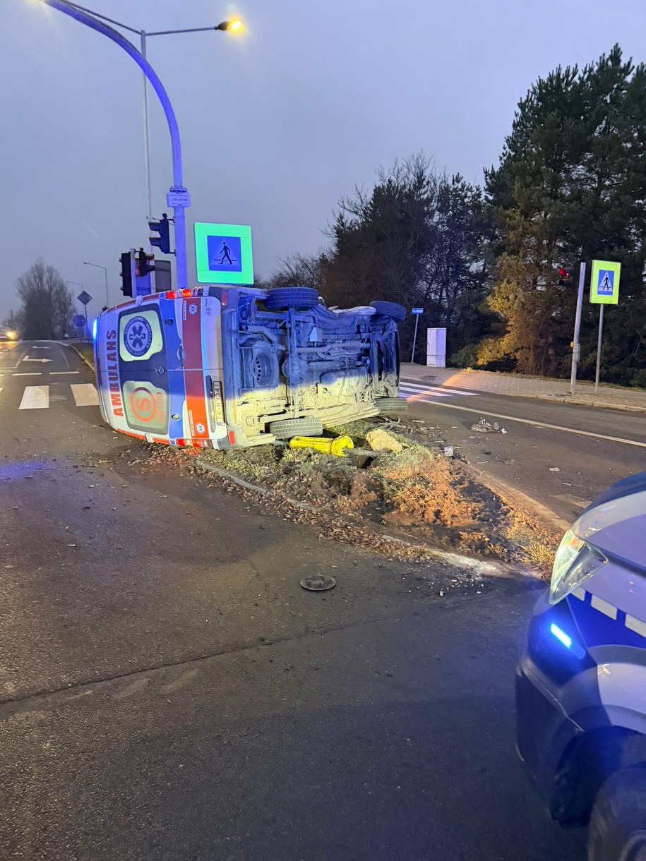 Ostrowiec Świętokrzyski: Wypadek karetki i auta osobowego. Cztery osoby w szpitalu /KPP Ostrowiec Świętokrzyski /Policja