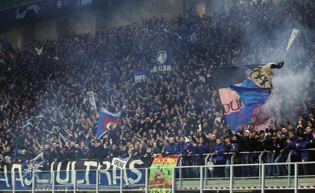 Ostrożnie z odmrażaniem stadionów. "To idealne miejsce, by wchłaniać wirusa pełną gębą"