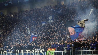 Ostrożnie z odmrażaniem stadionów. "To idealne miejsce, by wchłaniać wirusa pełną gębą"