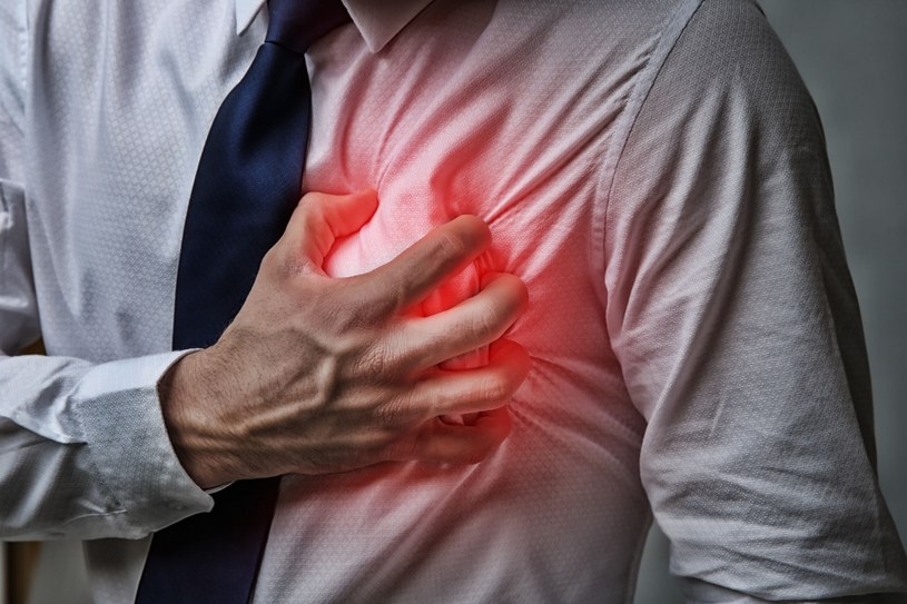 Ostry ból w klatce piersiowej to jeden z najczęściej spotykanych objawów związanych z zawałem /123RF/PICSEL