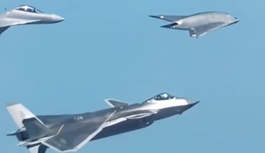 "Ostry miecz" w powietrzu. Chiny prezentują dron GJ-11 w formacji z J-20 i J-16D