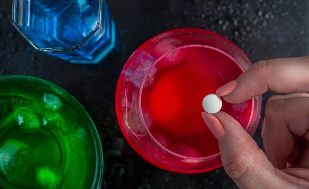 Ostrzega przed "pigułkami gwałtu". Nowy gadżet może uratować życie 