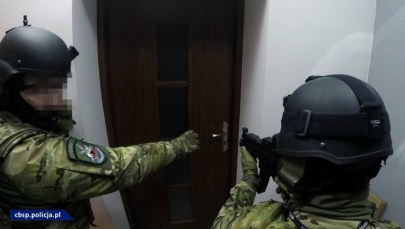 Ostrzelali samochód, straszyli maczetą i grozili śmiercią. CBŚP zatrzymała 5 mężczyzn