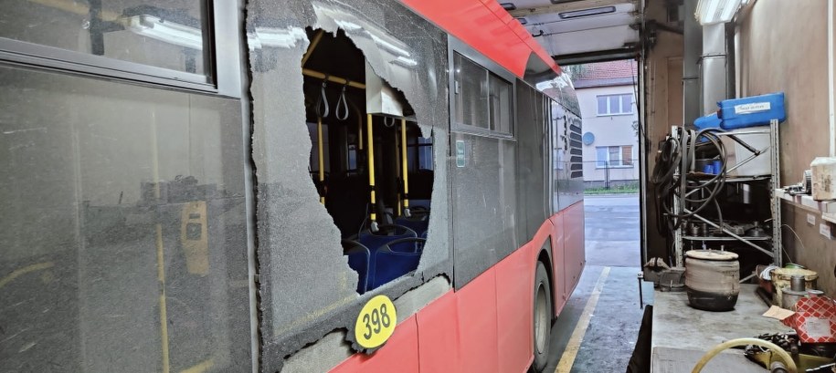 Ostrzelany autobus komunikacji miejskiej w Żywcu /Antoni Szlagor /