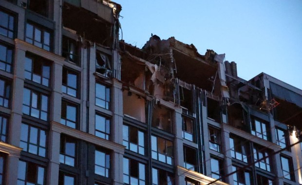 Ostrzelany blok w Dnieprze. "Dranie odpowiedzą za to" [RELACJA]