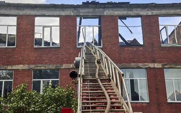 Ostrzelany budynek w Charkowie /SERGEY KOZLOV /PAP/EPA