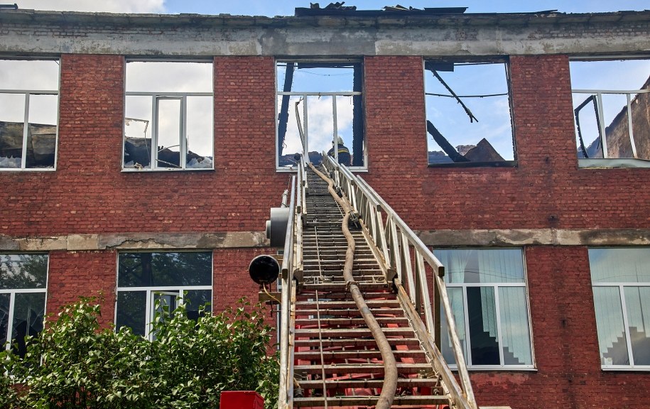 Ostrzelany budynek w Charkowie /SERGEY KOZLOV /PAP/EPA