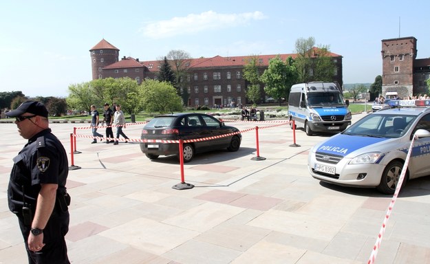 Ostrzelany przez straż zamkową samochód na dziedzińcu wawelskim w Krakowie /Jacek Bednarczyk /PAP