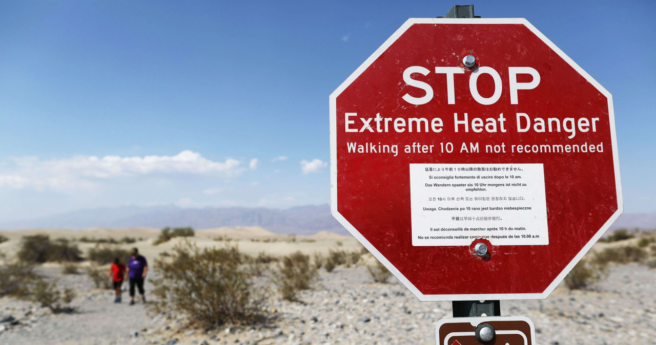 Ostrzeżenia dla turystów spotkać można w wielu miejscach Doliny Śmierci. Tutejsze temperatury niosą ze sobą wiele niebezpieczeństw /East News