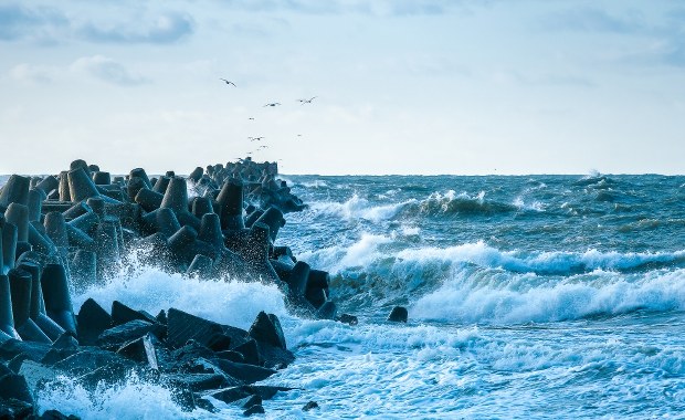 Ostrzeżenia IMGW: Sztorm na Bałtyku, a na południu kraju mróz