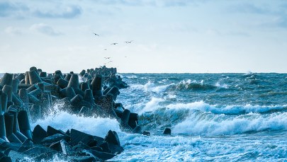 Ostrzeżenia IMGW: Sztorm na Bałtyku, a na południu kraju mróz