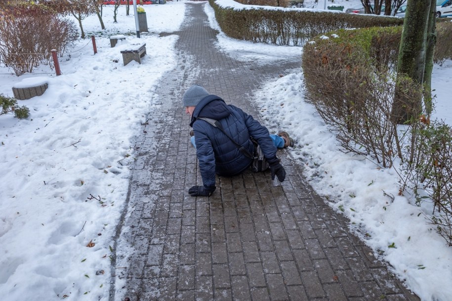 Ostrzeżenia przed marznącym deszczem dzielą mapę Polski na pół /Fot. Arkadiusz Ziolek/East News /