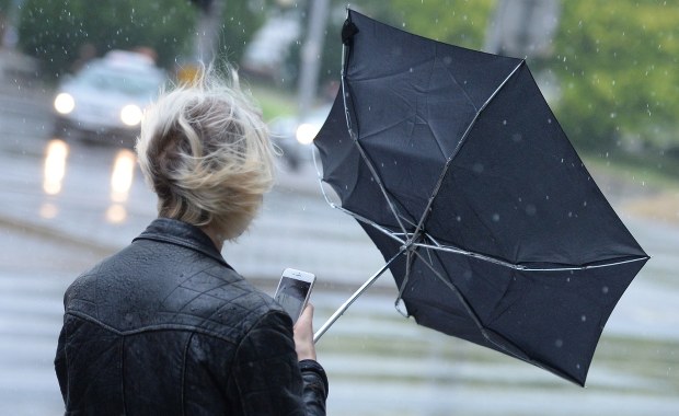 Ostrzeżenia przed silnym wiatrem dla całego kraju. Na Bałtyku możliwy sztorm 