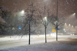 Ostrzeżenia przed śniegiem dla Polski. Posypywarki na ulicach stolicy